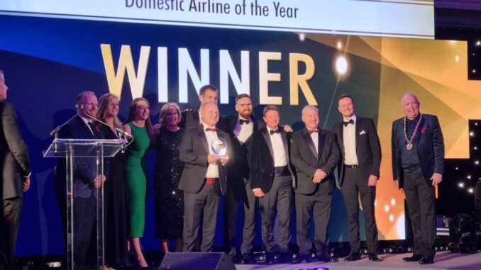 L'équipe de Loganair reçoit le prix de la compagnie aérienne nationale de l'année