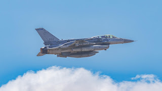 , Aviation: Observation d’avions dans le centre du Queensland : avions de combat F-16D+ Fighting Falcon de la Republic of Singapore Air Force (RSAF) – Plus Airbus A330-MRTT ‘765’ – et Lockheed C-130H Hercules ‘733’