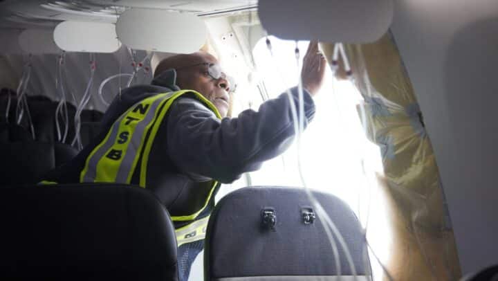 , Avions: Le NTSB recherche les boulons du bouchon de porte grillé du MAX 9 d’Alaska – Australian Aviation