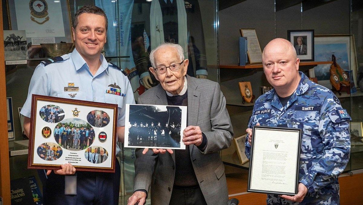 , Avions: Un vétéran de la Seconde Guerre mondiale offre l’histoire à la base de la RAAF à Édimbourg – Australian Aviation