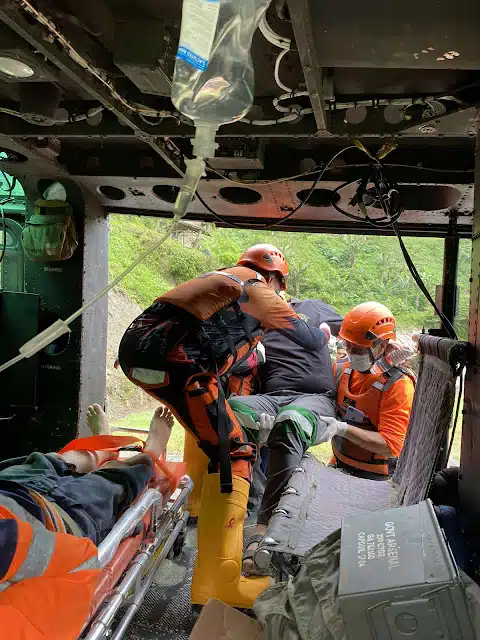 , Aviation: La PAF transporte par avion les victimes d’un glissement de terrain à Davao de Oro pour des soins médicaux